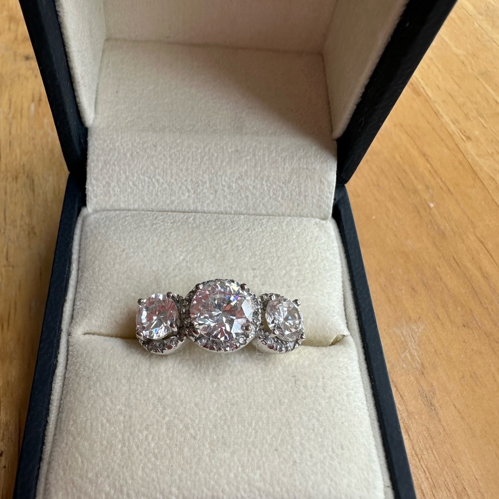 GORGEOUS Elegant 3-Stone White Topaz Ring